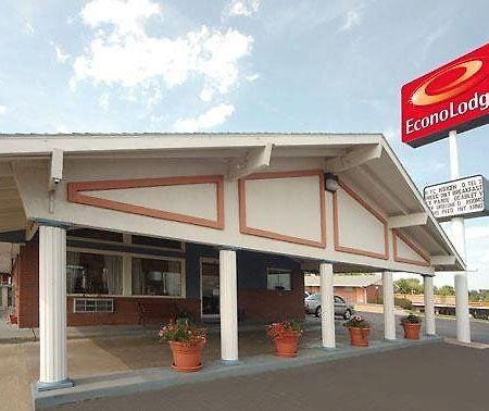 Econo Lodge Pratt Exterior photo